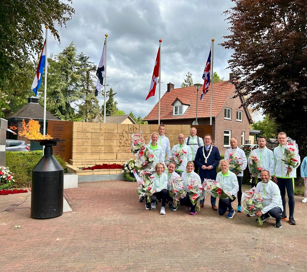 Lopers Atletiek Helden samen met burgemeester Bob Vostermans