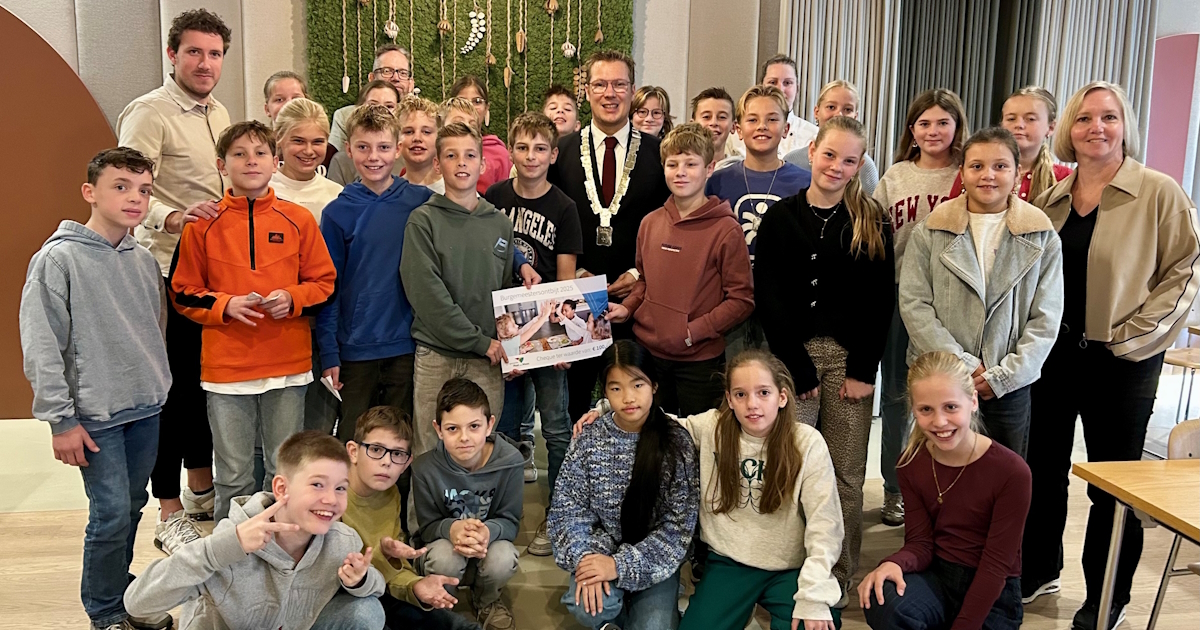 groep 8 van basisschool De Diamant uit Baarlo samen met burgemeester Vostermans en wethouder Nijssen