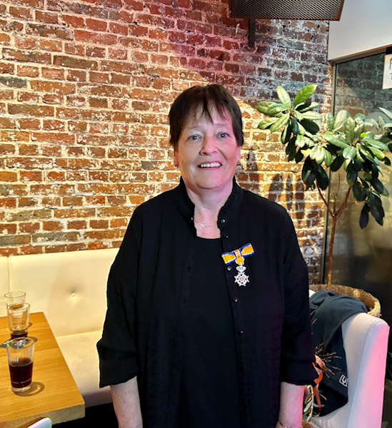 Riekie Geraads-Leijten met de koninklijke onderscheiding