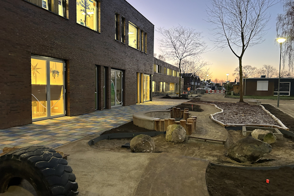 Sfeerimpressie werkzaamheden schoolplein Maasbree