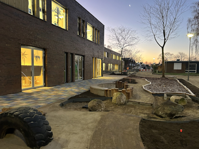Sfeerimpressie werkzaamheden schoolplein Maasbree