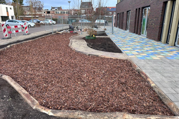 Sfeerimpressie werkzaamheden schoolplein Maasbree