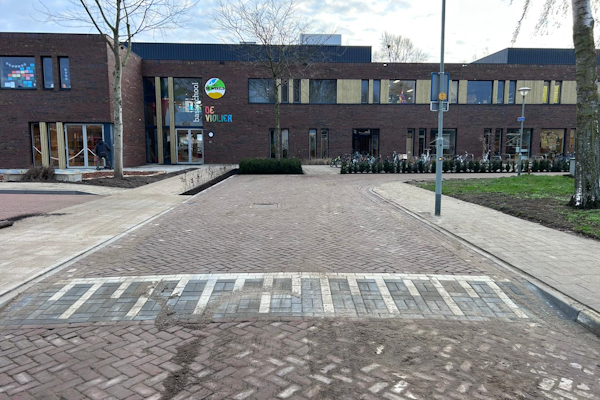 Sfeerimpressie werkzaamheden schoolplein Maasbree