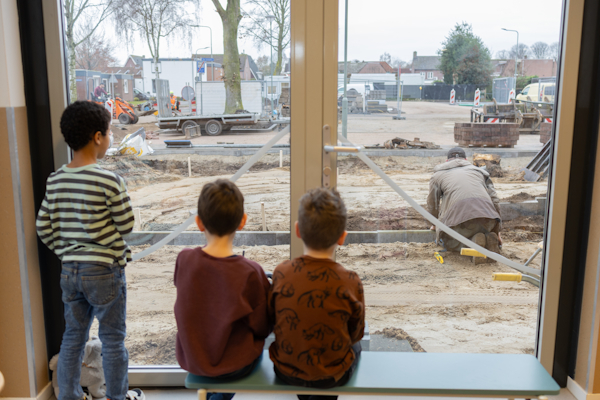 Sfeerimpressie werkzaamheden schoolplein Maasbree
