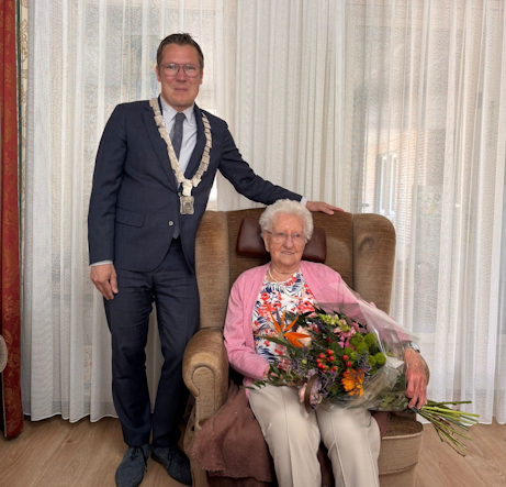 Mevrouw van Rens-Martens en burgemeester Vostermans