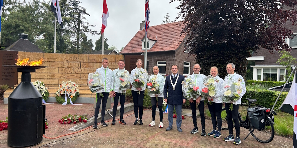 Lopers Atletiek Helden samen met burgemeester Bob Vostermans
