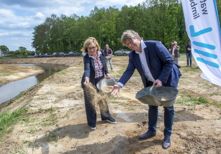 Opening hernieuwd Gebied Kwistbeek door wethouder Paul Sanders van gemeente Peel en Maas en Josette van Wersch van Waterschap Limburg