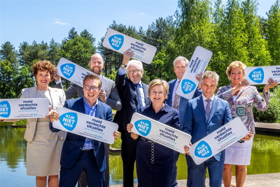 Noord-Limburgse burgemeesters geven het startsein voor de Kijk Niet Weg campagne