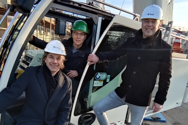 Van links naar rechts: Ivo van Rees, Manager Publieke Waarde Wonen Limburg Rob Wanten, Wethouder gemeente Peel en Maas Jeffry Savelkoul, Commercieel directeur Zuid, BAM Wonen Zuid