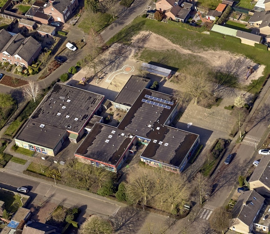 Luchtfoto plangebied met de oude basisschool De Pas in Helden