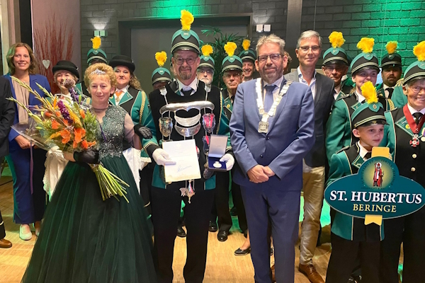 Uitreiking Koninklijke Erepenning door locoburgemeester Erik Nijssen aan Schutterij St. Hubertus Beringe