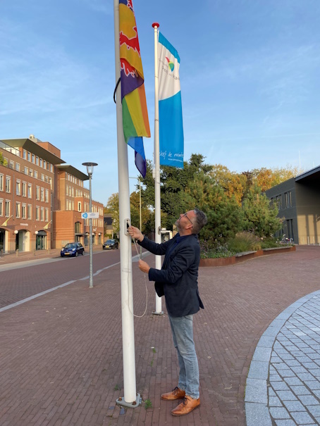 Wethouder Erik Nijssen hijst de Regenboogvlag