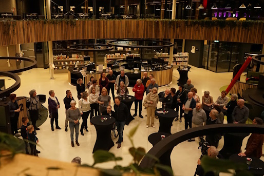 Bezoekers expositie fotoclub Helden-Panningen. Foto: Martha Verstappen