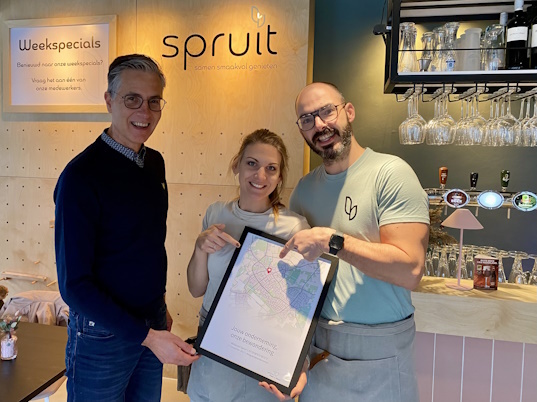 Wethouder Rob Wanten op bezoek bij restaurant Spruit in Panningen