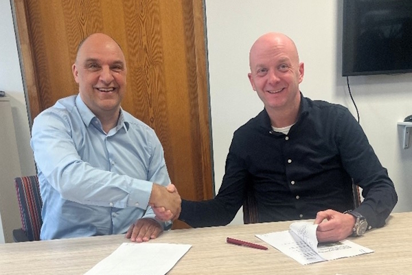 Ondertekening van de overeenkomst tussen Dave Huntjens, Stichting Prisma, en Ferry Verstappen, Van der Heijden bouw en ontwikkeling.